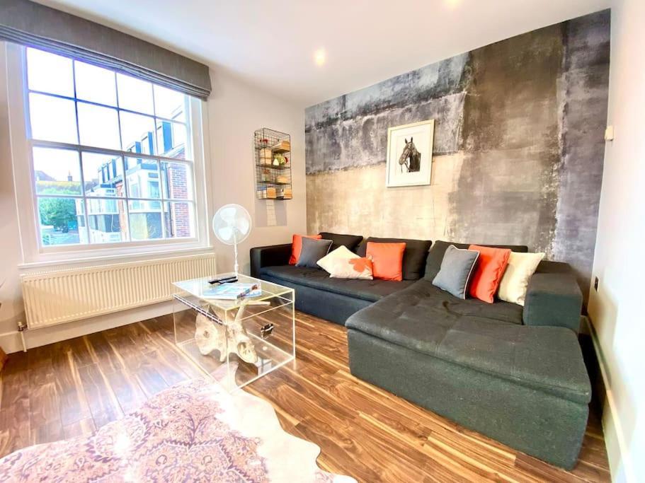 Stunning Little House On Poole Quay - Free Secure Parking & Wifi - In The Heart Of The Old Town - Great Location - Free Parking - Fast Wifi - Smart Tv - Newly Decorated - Sleeps 2! Close To Poole & Bournemouth & Sandbanks Eksteriør bilde