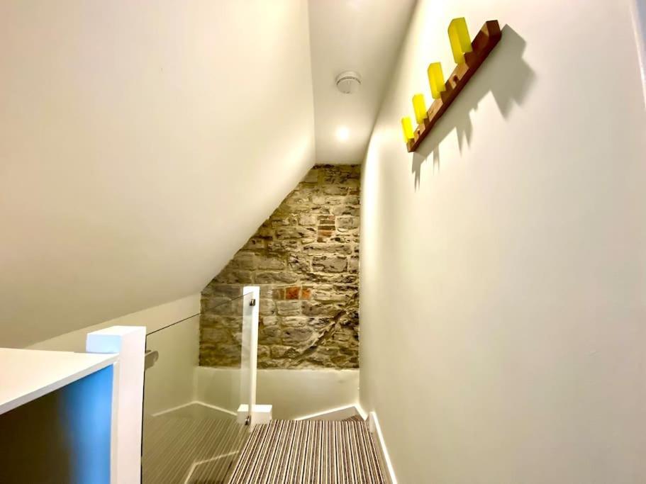 Stunning Little House On Poole Quay - Free Secure Parking & Wifi - In The Heart Of The Old Town - Great Location - Free Parking - Fast Wifi - Smart Tv - Newly Decorated - Sleeps 2! Close To Poole & Bournemouth & Sandbanks Eksteriør bilde